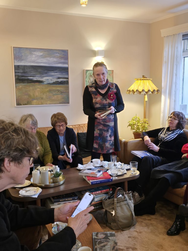 Ingibjörg Þ. kynnir sína bók.