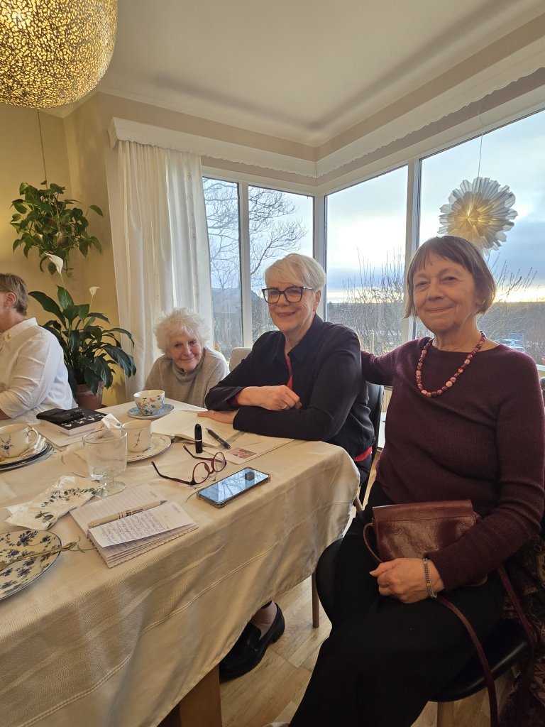 Ein mynd af þeim í gluggaskotinu.