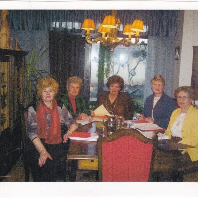 Stýrihópur fyrir Evrópuráðstefnu 2003 kemur saman til undirbúnings heima hjá Áslaugu Brynjólfsdóttur, þá landsambandsforseta 2002. Frá vinstri: Áslaug Brynjólfsdóttir forseti landssambandsins, Sigrún Klara Hannesdóttir Forseti Evrópusvæðisins, Sigríður Jónsdóttir formaður Stýrihóps ráðstefnunnar, Sigrún Jóhannesdóttir skrásetjari ráðstefnunnar, Kristín Bjarnadóttir gjaldkeri ráðstefnunnar.