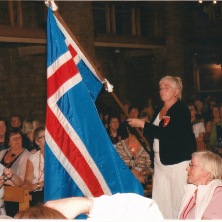 Ingibjörg Einarsdóttir Gammadeild fráfarandi landssambandsforseti ber inn fánann við setningu þingsins