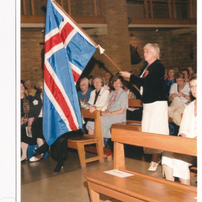 Ingibjörg Einarsdóttir Gammadeild fráfarandi landssambandsforseti ber inn fánann við setningu þingsins