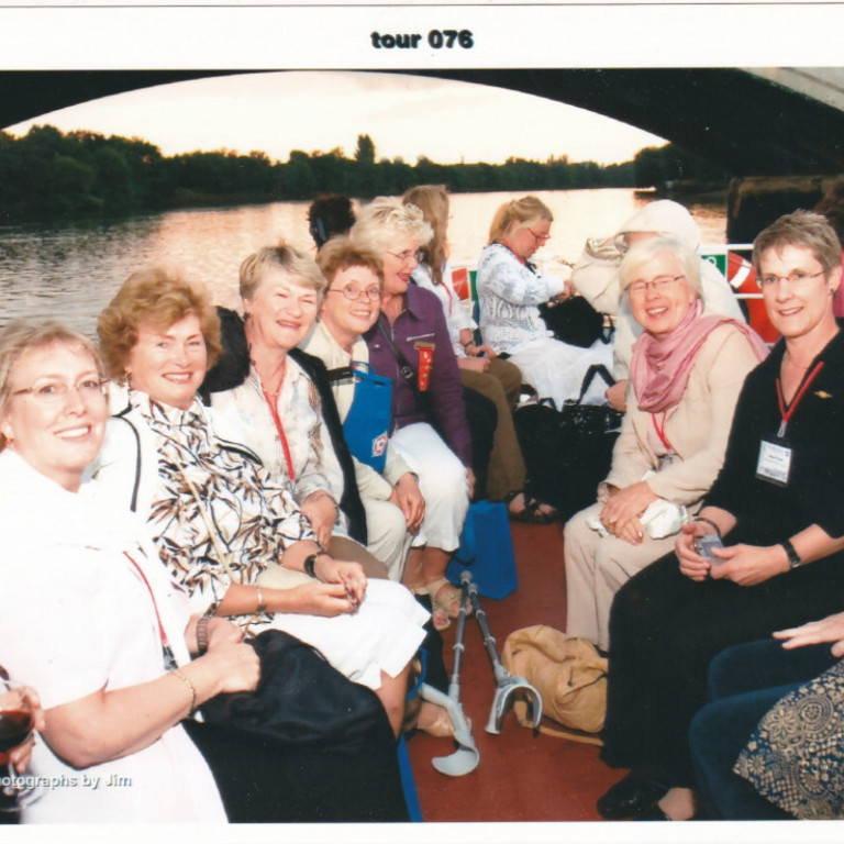 Á siglingu á Thames:
Frá vinstri: Ingibjörg Jónasdóttir Gamma, Sigríður Jónsdóttir Gamma, Sigrún Jóhannesdóttir Delta, Stefanía Arnórsdóttir Gamma, Hertha Jónsdóttir Gamma,Sjöfn Sigurbjörnsdóttir Alfa og Anna Þóta Baldursdóttir Beta.