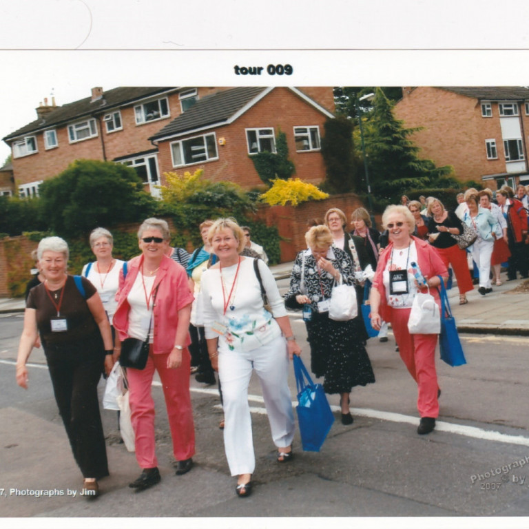 Ráðstefnugestir að flýta sér á áfangastað