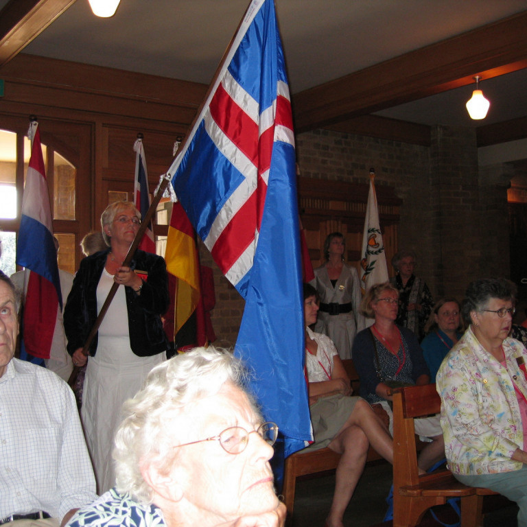 Ingibjörg Einarsdóttir Gammadeild fráfarandi landssambandsforseti ber inn fánann við setningu þingsins