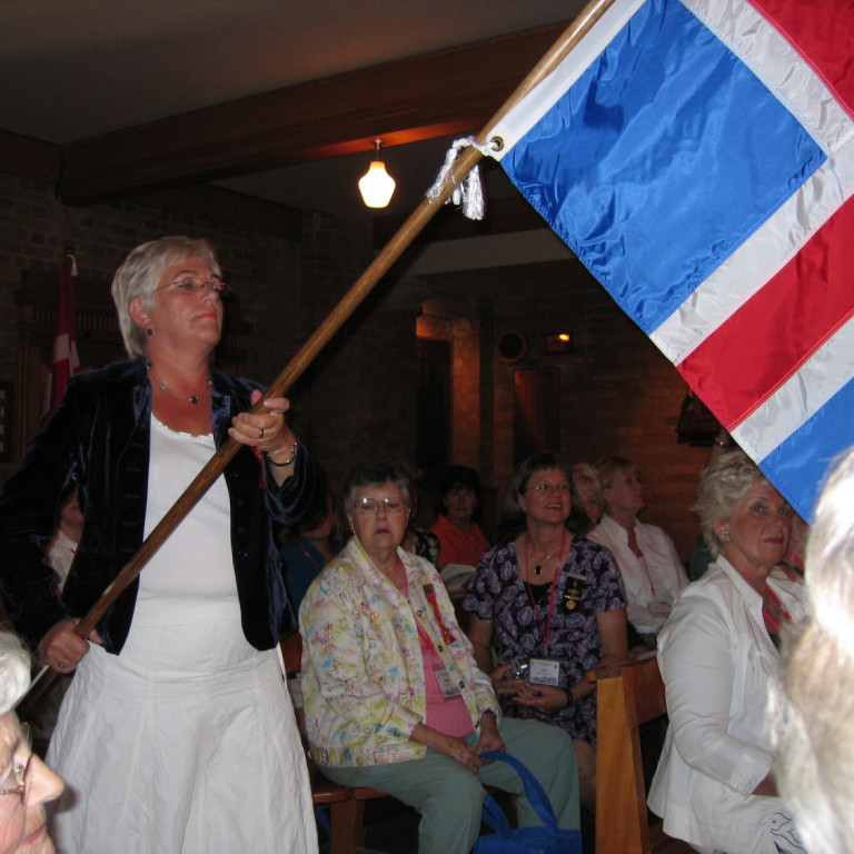 Ingibjörg Einarsdóttir Gammadeild fráfarandi landssambandsforseti ber inn fánann við setningu þingsins