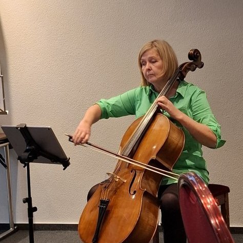 Ásdís Arnardóttir í Mýdeild skemmtir gestum  með tónlistaratriði