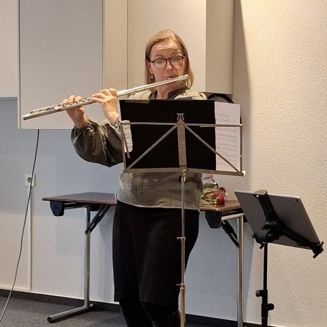 Petrea Óskarsdóttir í Mýdeild skemmtir gestum  með tónlistaratriði