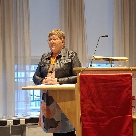 Ingibjörg Margrét  Magnúsdóttir flytur erindi sitt: Móttaka og stuðningur við flóttabörn og fjölskyldur þeirra í skólakerfið-/samfélagið okkar