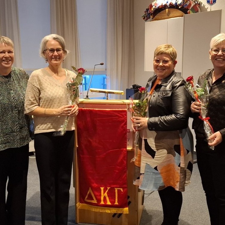 Fyrirlesarar dagsins (Aníta Jónsd.Betadeild og Ingibjörg Margrét  Magnúsdóttir og Ingileif Ástvaldsdóttir Mýdeild) ásamt fundarstjóra Katrínu Fjólu Guðmundsd. Mýdeild