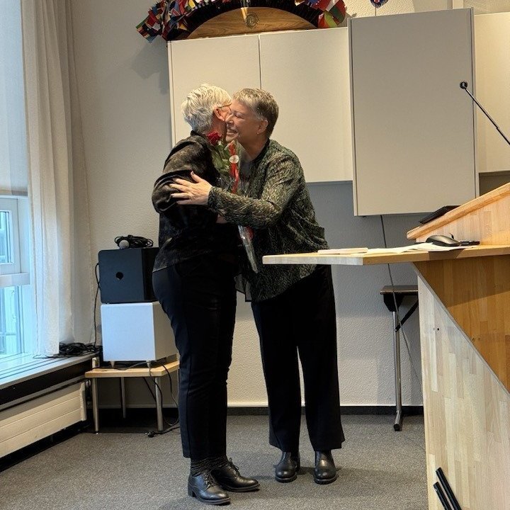 Fundarstjóri þakkar forseta landssambandsins Hrund Logadóttur fyrir að taka þátt í viðburðinum