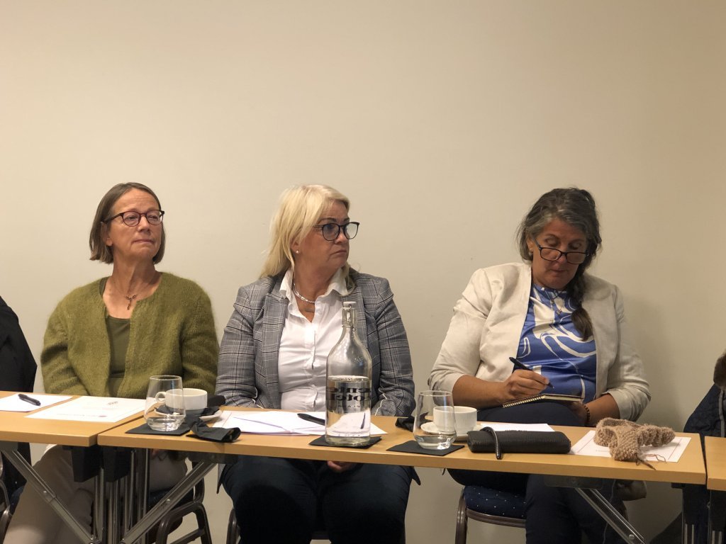 Hlustað af athygli. Rósa Marta Guðnadóttir, Epsilondeild, Guðríður Egilsdóttir, Epsilondeild og Unnur Óskarsdóttir, Zetadeild