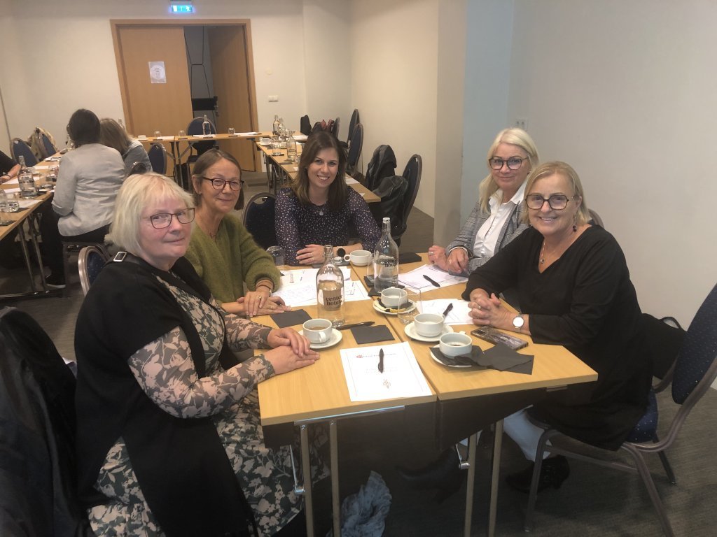 Hópavinna. Þorgerður Ásdís Jóhannesdóttir, Nýdeild, Rósa Marta Guðnadóttir, Epsilondeild, Aðalheiður Bragadóttir, Betadeild, NN og Sigurborg Kristjánsdóttir, Lambdadeild