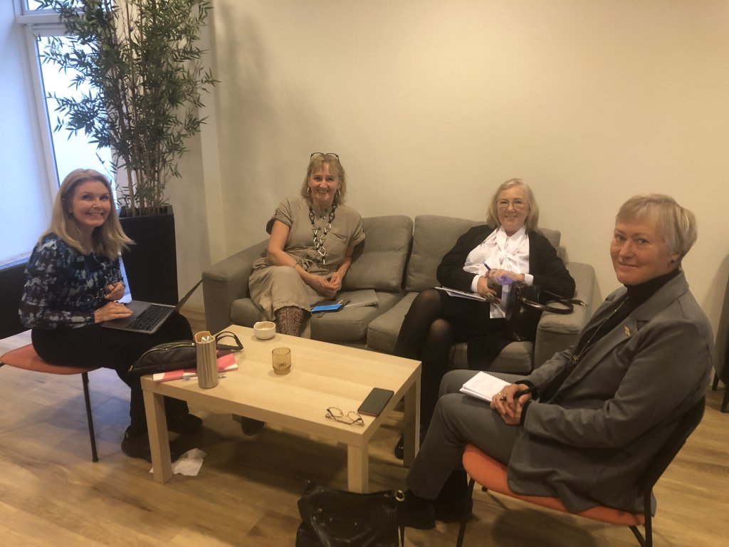 Hópavinna. AlmaDís Kristinsdóttir, Lambdadeild, Kristín Irene Valdimarsdóttir, Mýdeild, Steingerður Kristjánsdóttir, Lambdadeild og Halldóra Jónsdóttir, Deltadeild
