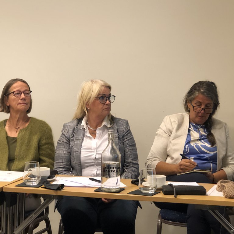 Hlustað af athygli. Rósa Marta Guðnadóttir, Epsilondeild, Guðríður Egilsdóttir, Epsilondeild og Unnur Óskarsdóttir, Zetadeild