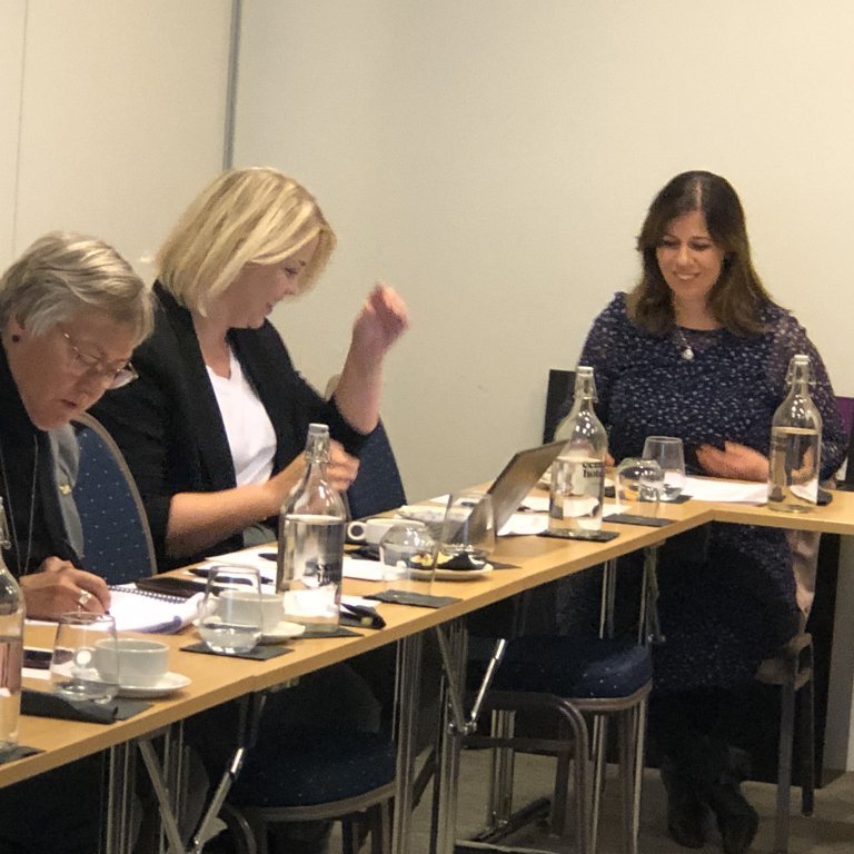 Hlustað af athygli. Halldóra Jónsdóttir, Deltadeild, Hrefna Sigurjónsdóttir, Gammadeild og Aðalheiður Bragadóttir, Betadeild