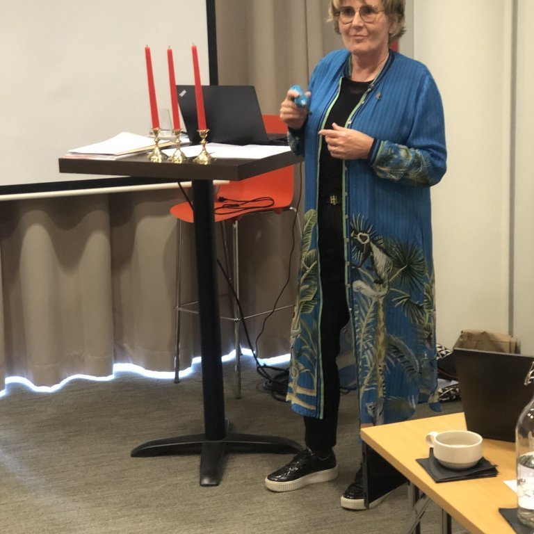 Árný Elíasdóttir landssambandsforseti setur fundinn