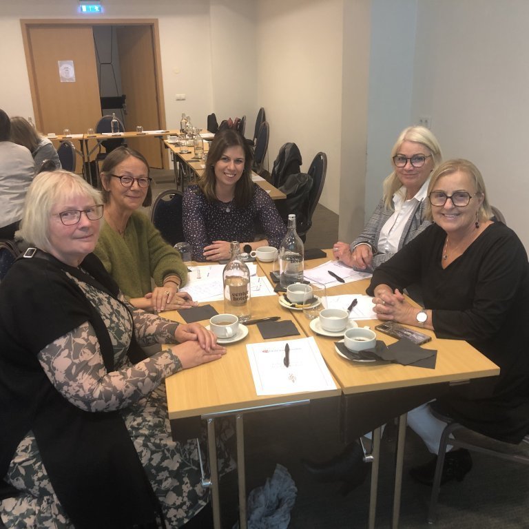 Hópavinna. Þorgerður Ásdís Jóhannesdóttir, Nýdeild, Rósa Marta Guðnadóttir, Epsilondeild, Aðalheiður Bragadóttir, Betadeild, NN og Sigurborg Kristjánsdóttir, Lambdadeild