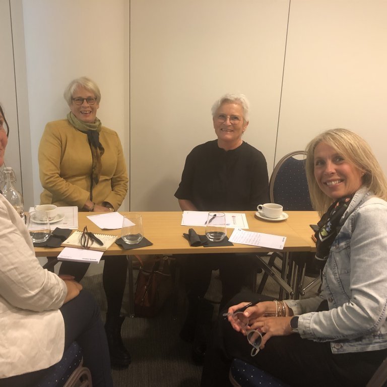 Hópavinna. Unnur Óskarsdóttir, Zetadeild, Málfríður Þórarinsdóttir, Alfadeild, Hrund Logadóttir, Alfadeild og Kristín Irene Valdimarsdóttir, Mýdeild