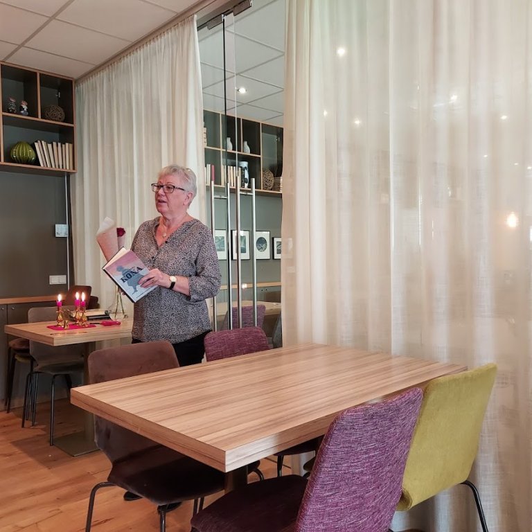 Sveinbjörg Sveinbjörnsdóttir segir frá bók sinni: Aldrei nema kona