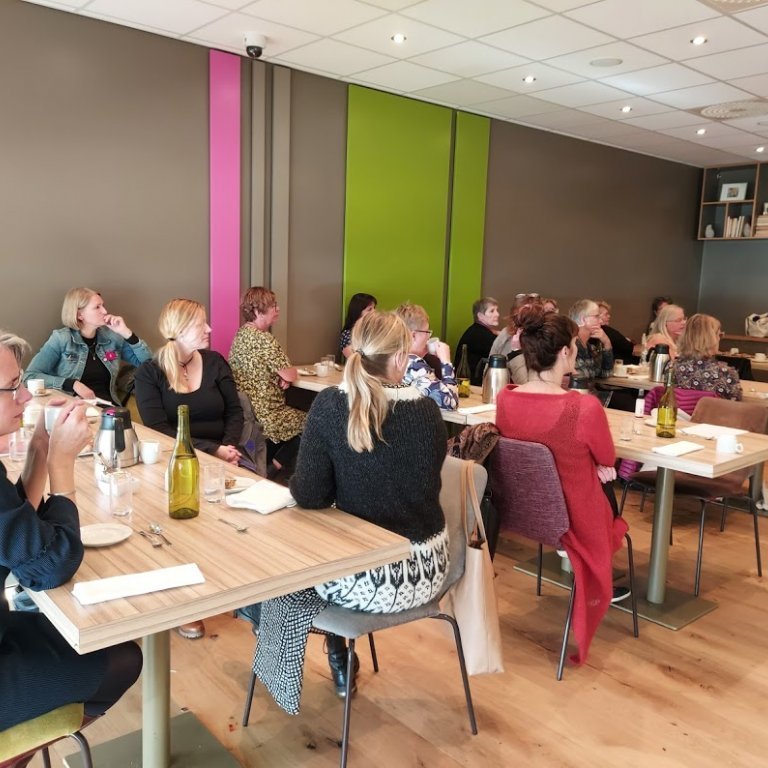 Betasystur hlusta með athygli