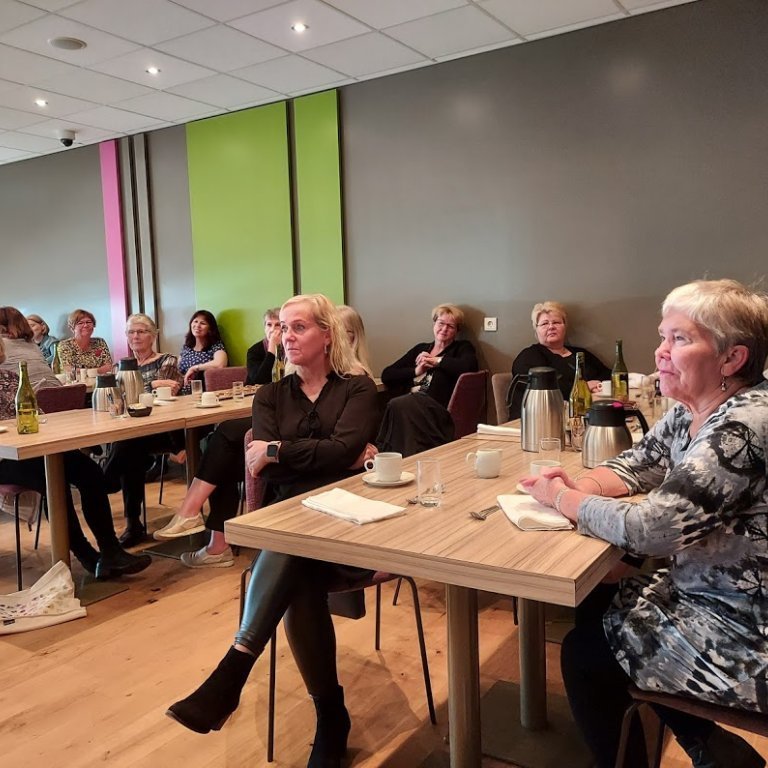 Betasystur hlusta með athygli