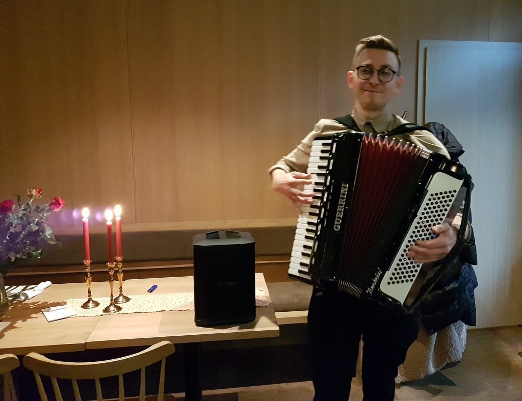 Halldór Smárason leikur vals eftir Villa Valla
