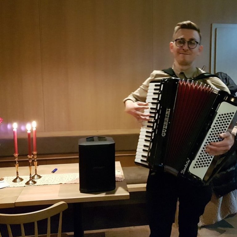 Halldór Smárason leikur vals eftir Villa Valla
