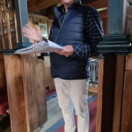 Bragi leiðsögumaður fræðir okkur um Saurbæjarkirkju