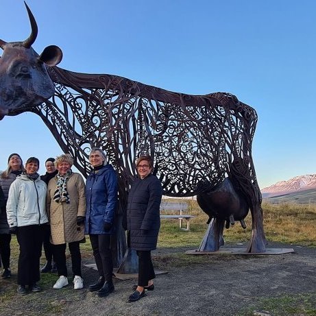 Hluti hópsins við kúna Eddu