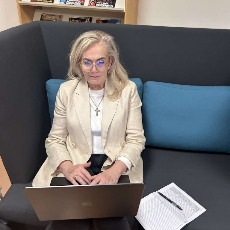 Ragný Þóra ritar fundargerð á nóvemberfundi 2024