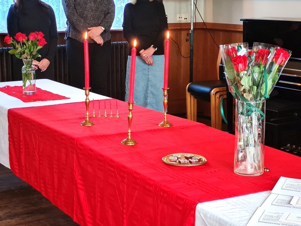 Kerti vináttu, trúmennsku og hjálpsemi.