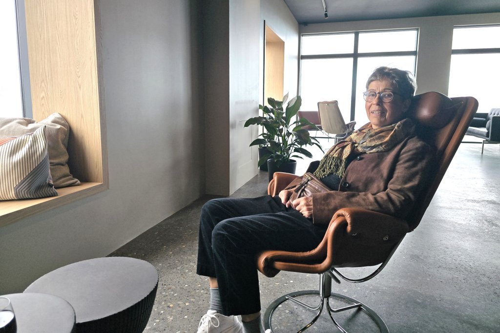 Vera lætur fara vel um sig í fallegum hægindastól.