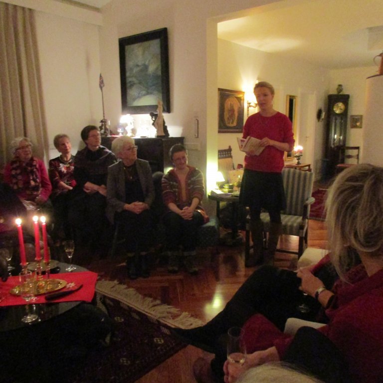 sigridur-hagalin-les-upp-ur-bokinni-hid-heilaga-ord