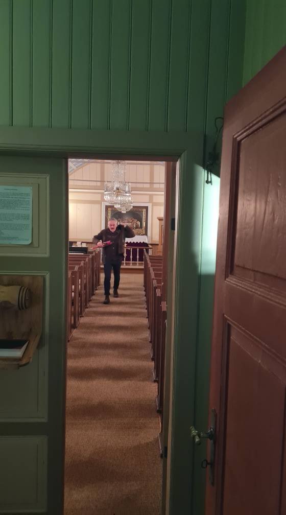 Gengið inn í Hrunakirkju.