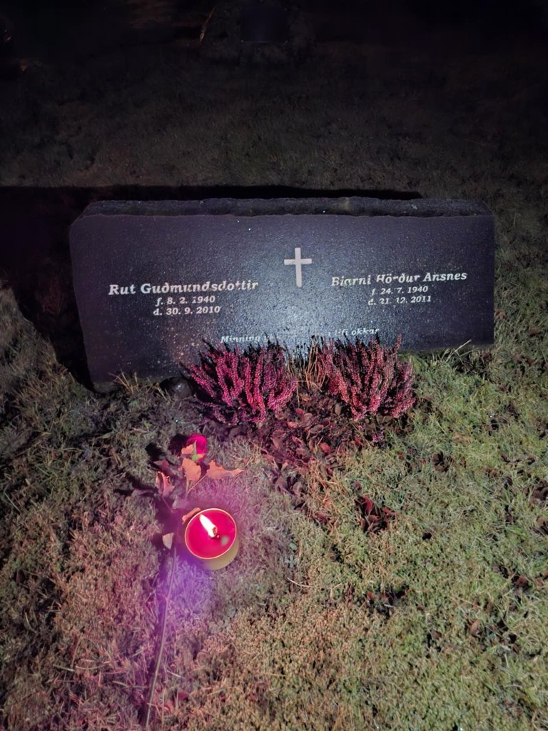 Við leiði hjónanna Rutar Guðmundsdóttur og Bjarna Harðar Ansnes.