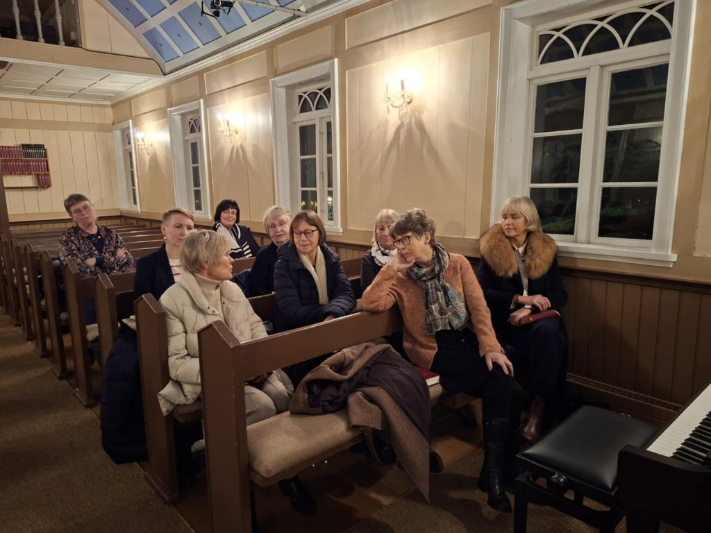 Epsilonsystur mættar á jólastundina í Hrunakirkju.