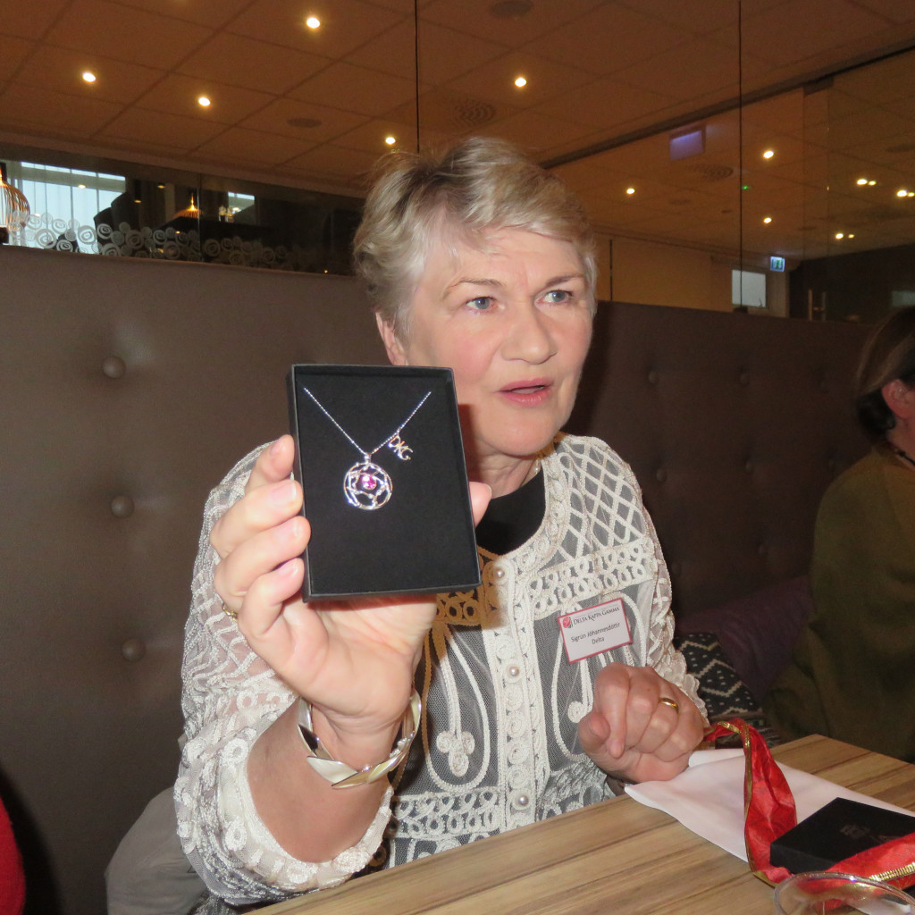 Sigrúnn Jóhannesdóttir með viðurkenninguna