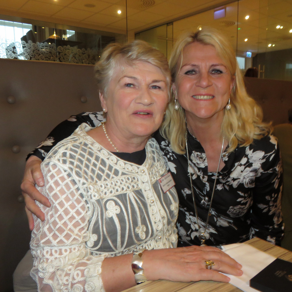 Sigrún Jóhannesdóttir ásamt formanni Deltadeildar Guðlaugu M. Sverrisdóttur