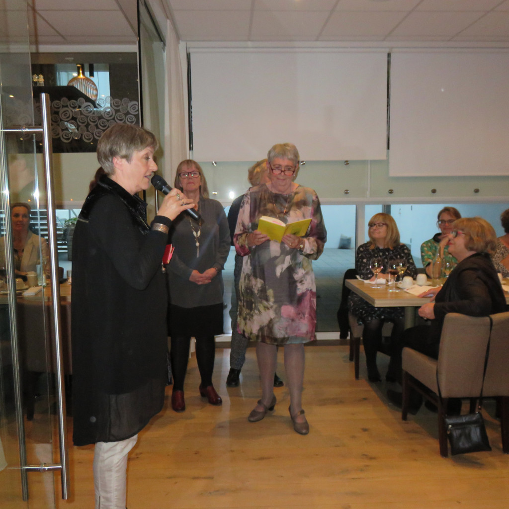 Zetasystur með skemmtiatriði