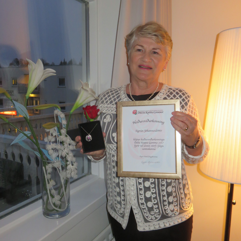 Sigrún Jóhanneds. með viðurkenninguna