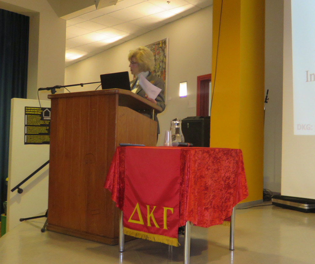 Dr. Beverly Helms flytur kveðju frá alþjóðasambandinu