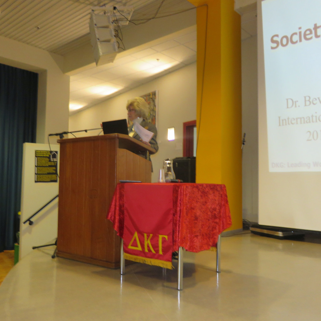 Dr. Beverly Helms flytur kveðju frá alþjóðasambandinu