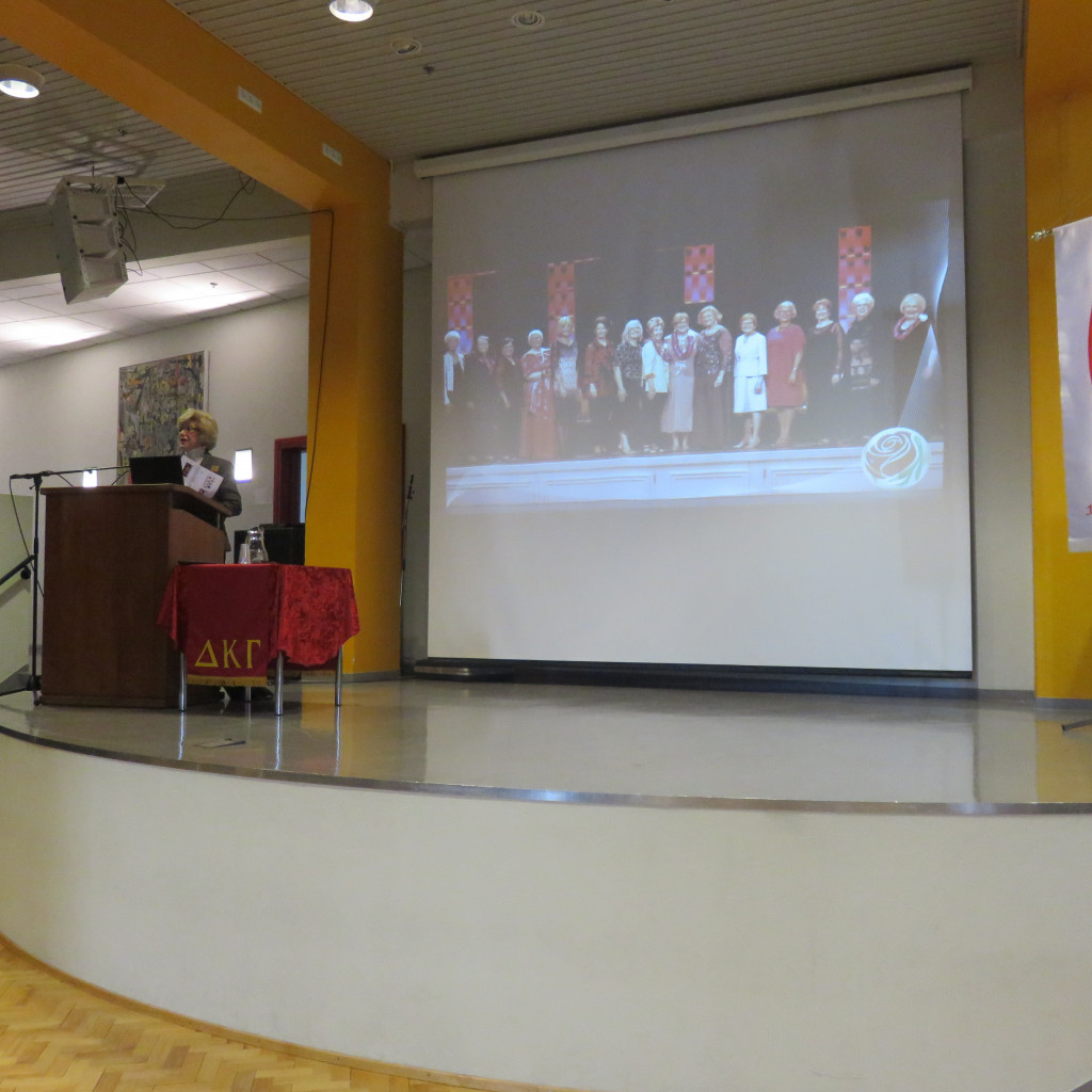 Dr. Beverly Helms flytur kveðju frá alþjóðasambandinu