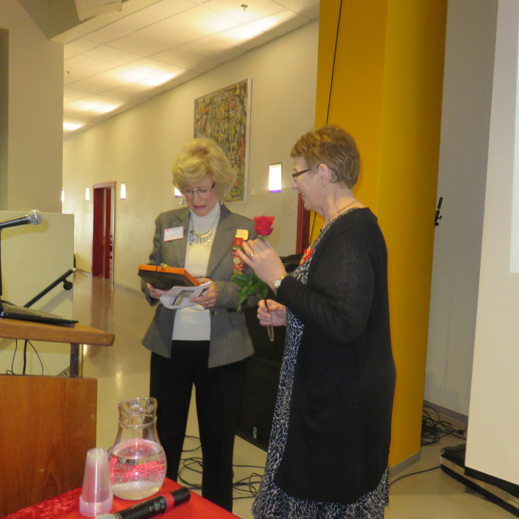 Dr. Beverly Helms tekur við gjöf frá landssambandsforseta