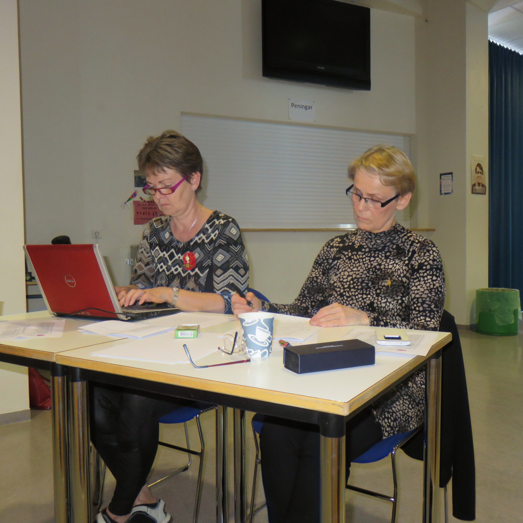 Þorgerður Sigurðardóttir Beta og Ásta Egilsdóttir Delta rita fundargerðina