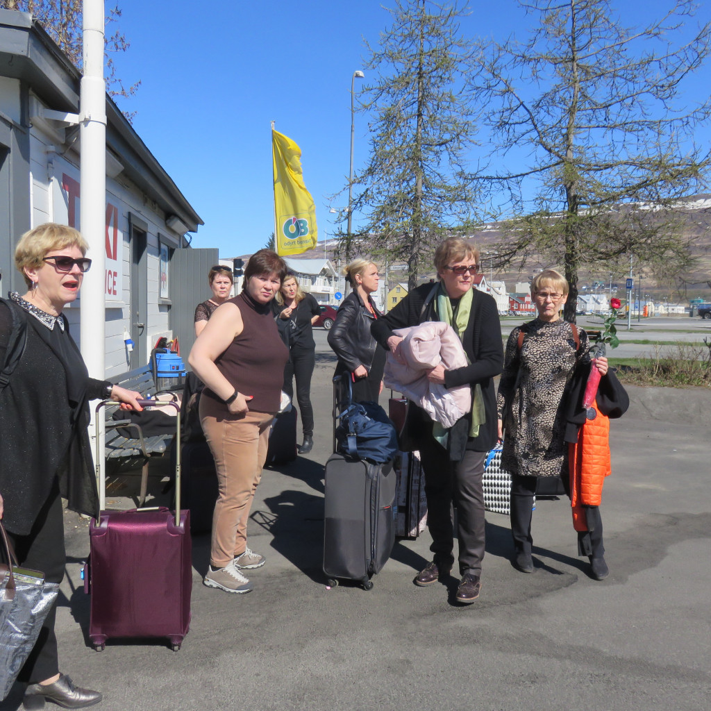 Deltakonur að leggja af stað heim