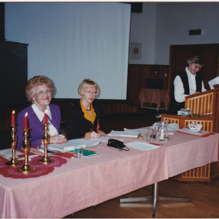 Irene Murphy alþjóðaforseti, Ragnheiður Stefánsdóttir, Betadeild og Margrét Schram, Alfadeild
