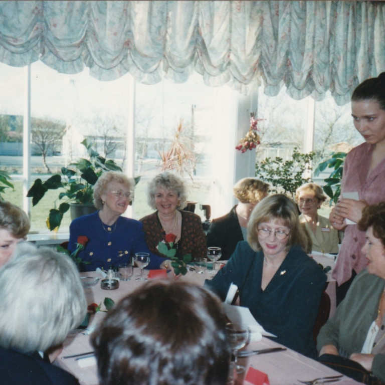 Setið að snæðingi. Sigrún Jóhannesdóttir, Deltadeild, Irene Murphy alþjóðaforseti, Hertha W. Jónsdóttir, Gammadeild, NN, Sigríður Jónsdóttir, Gammadeild