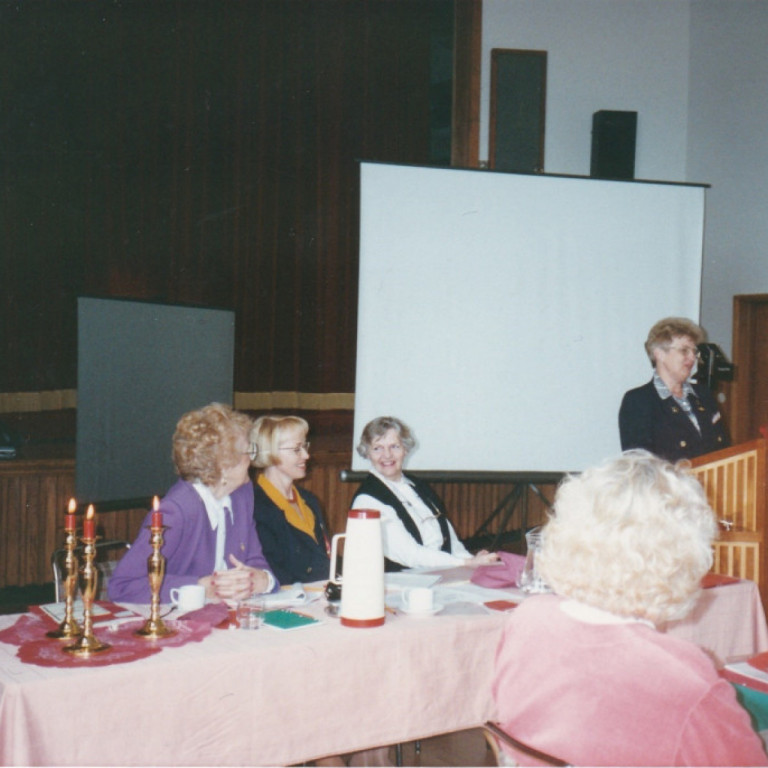 Irene Murphy alþjóðaforseti, Ragnheiður Stefánsdóttir, Betadeild og Margrét Schram, Alfadeild. Sigrún Klara Hannesdóttir, Alfadeild í pontu.