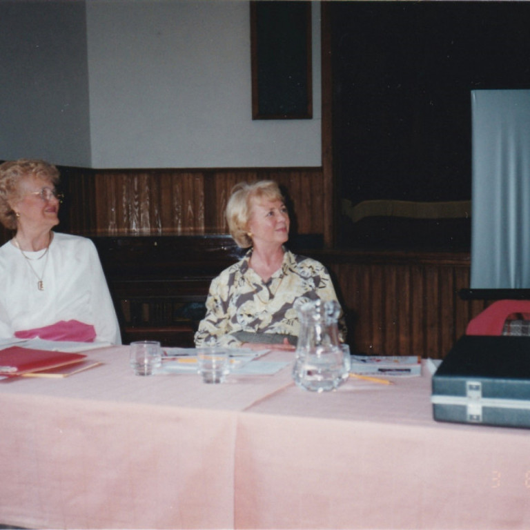 Irene Murphy alþjóðaforseti og Vigdís Finnbogadóttir forseti og heiðursfélagi Alfadeildar.